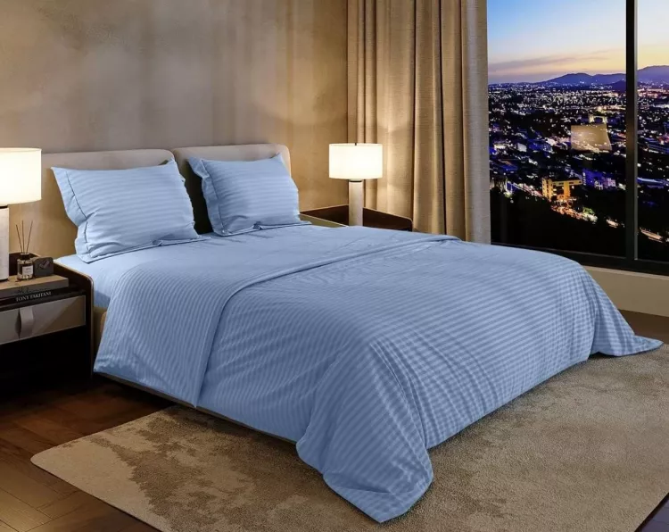 Постельное белье сатин страйп с простыней на резинке в подарочной упаковке - Голубая лаванда