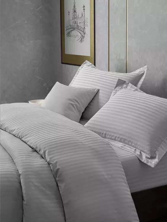 Постельное белье сатин страйп с простыней на резинке в подарочной упаковке - Серо-голубой