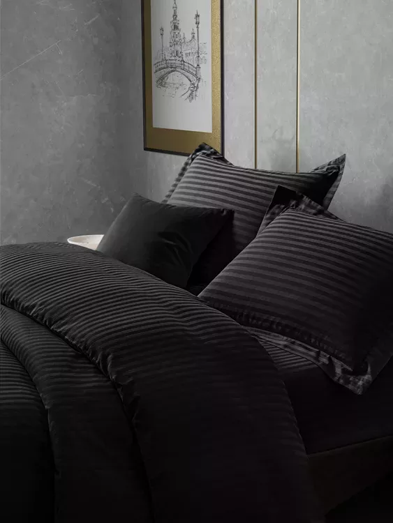 Постельное белье сатин страйп с простыней на резинке в подарочной упаковке - Черный